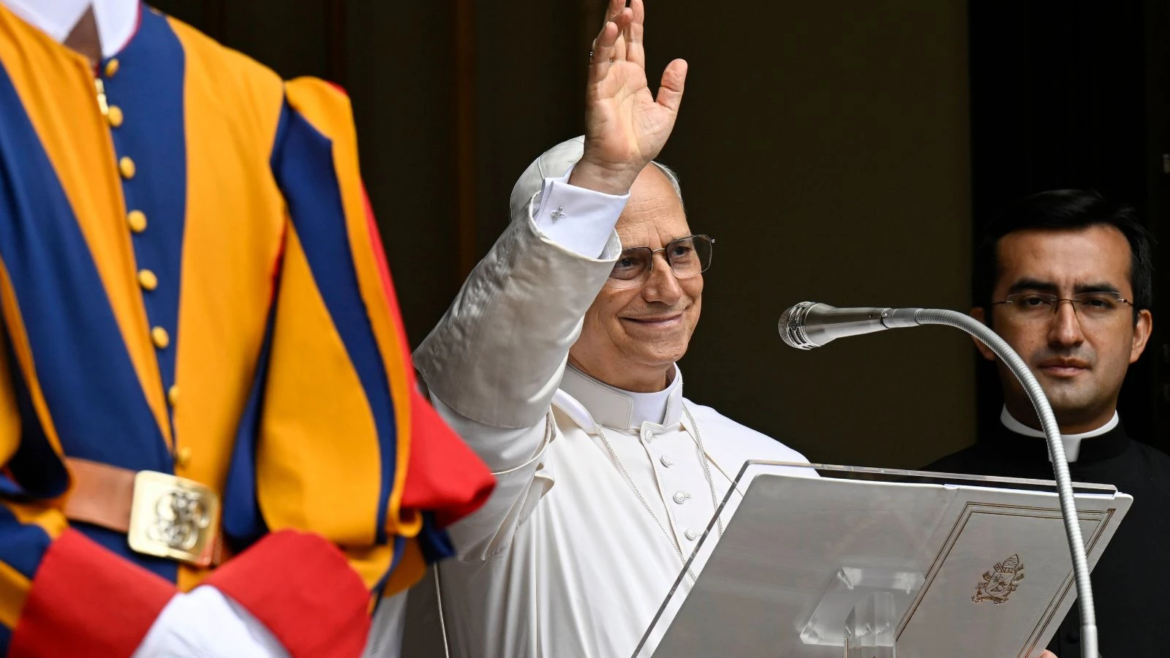 León XIV saluda a la comunidad agustina de Chiclayo durante su primer Ángelus en Castel Gandolfo