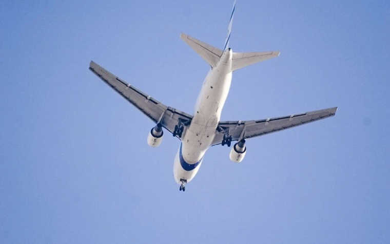 Auxiliar de vuelo despedido por expresar sus creencias católicas puede proceder con una demanda