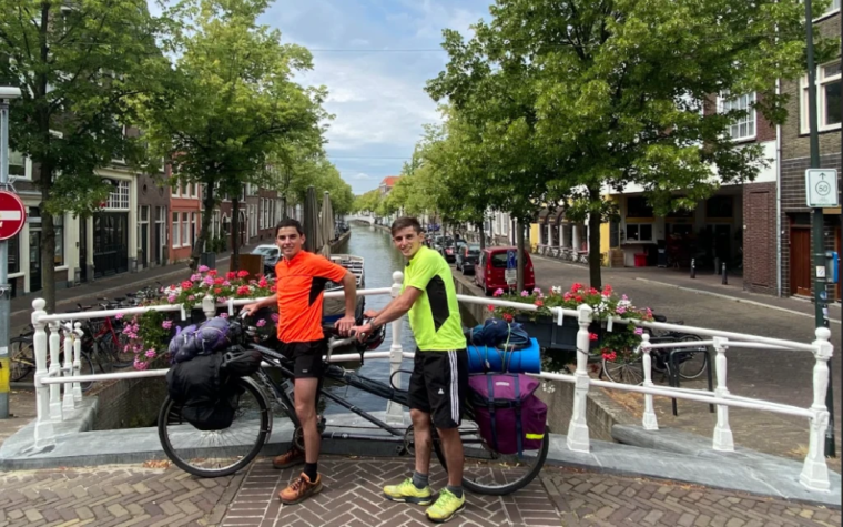 Jóvenes argentinos cruzan Europa en bicicleta de dos asientos rumbo al Santuario de Schoenstatt 