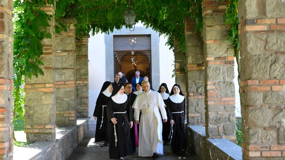 La emotiva visita sorpresa del Papa León XIV a las Clarisas que rezan por él cada día