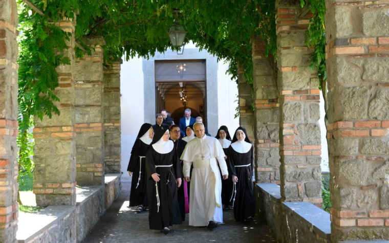 La emotiva visita sorpresa del Papa León XIV a las Clarisas que rezan por él cada día