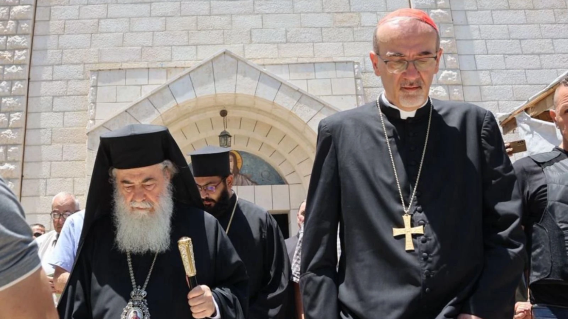El Cardenal Pizzaballa y el Patriarca Teófilo III visitan la iglesia de la Sagrada Familia tras el ataque