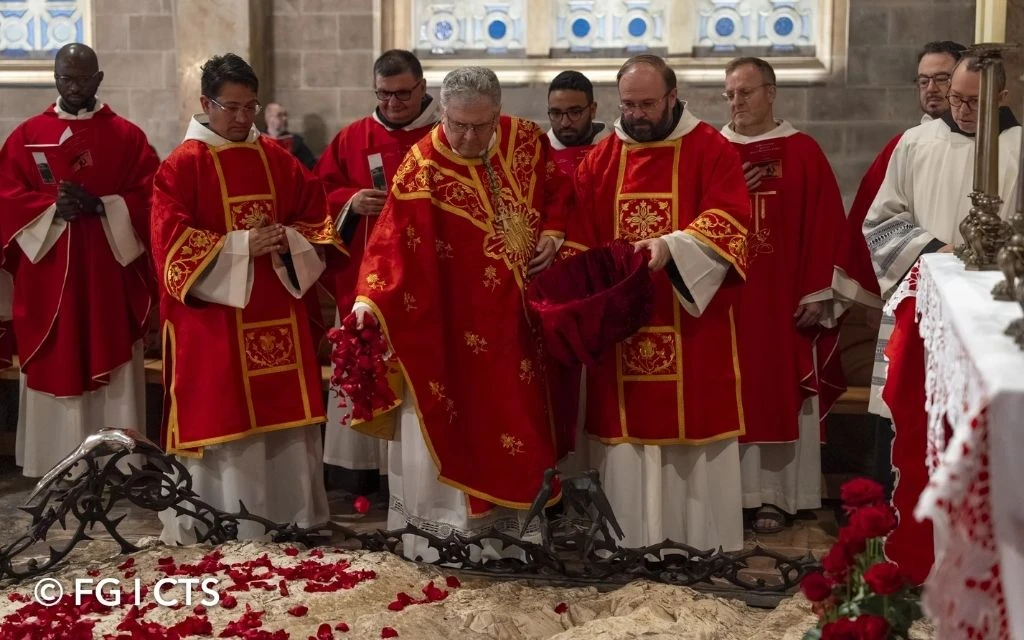 Pétalos de rosas sobre la piedra de la agonía en Getsemaní: La sangre de Jesús “llega a nosotros”, dicen franciscanos