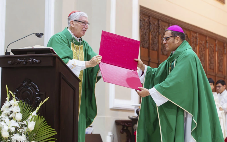 VIDEO: En Misa solemne Cardenal Castillo entrega a Chiclayo la carpeta de votaciones del cónclave que eligió a León XIV