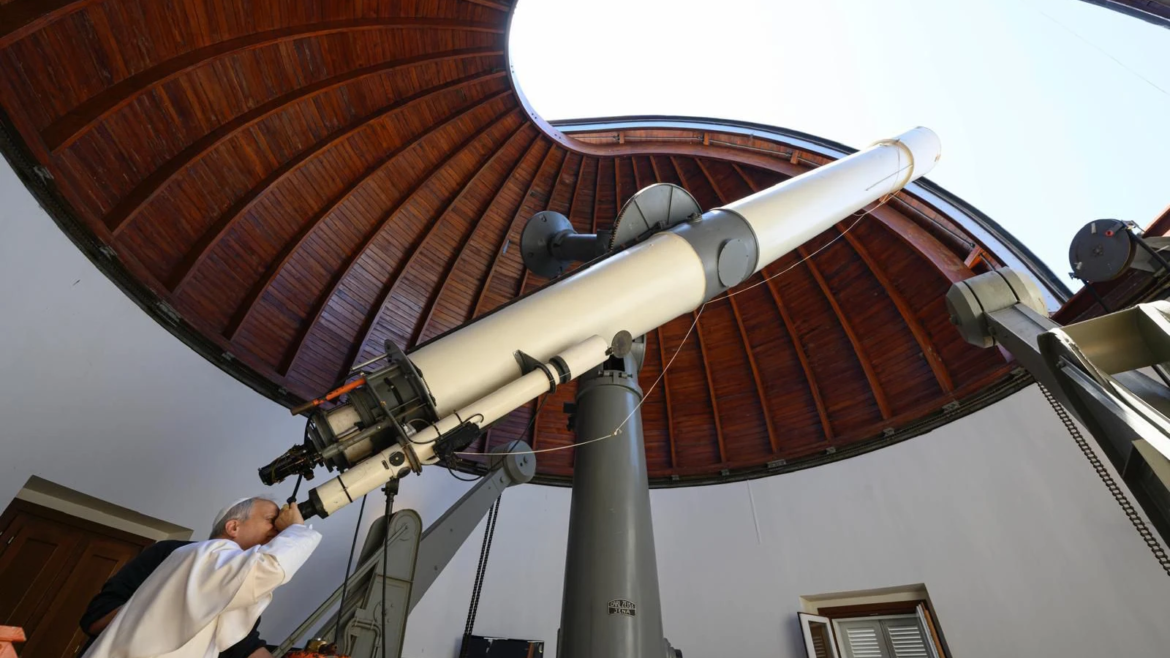 León XIV visita el Observatorio Vaticano en aniversario de la llegada del hombre a la Luna