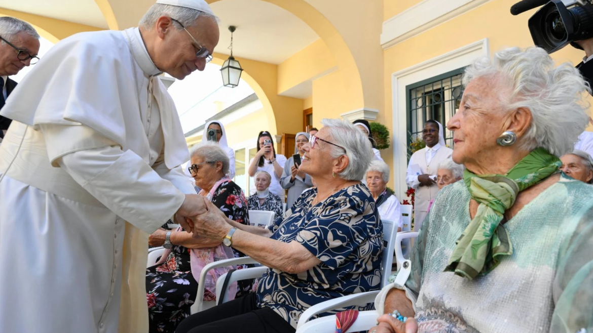 León XIV visita una residencia de ancianos en Castel Gandolfo: “La edad no importa”
