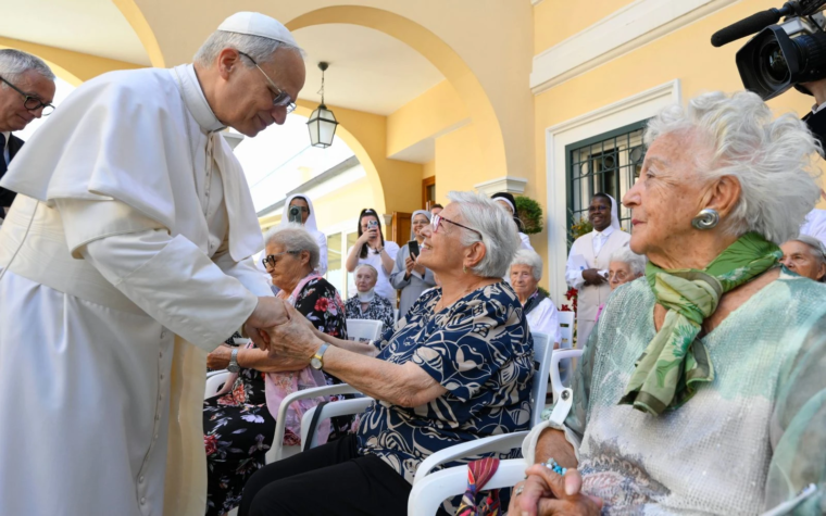 León XIV visita una residencia de ancianos en Castel Gandolfo: “La edad no importa”