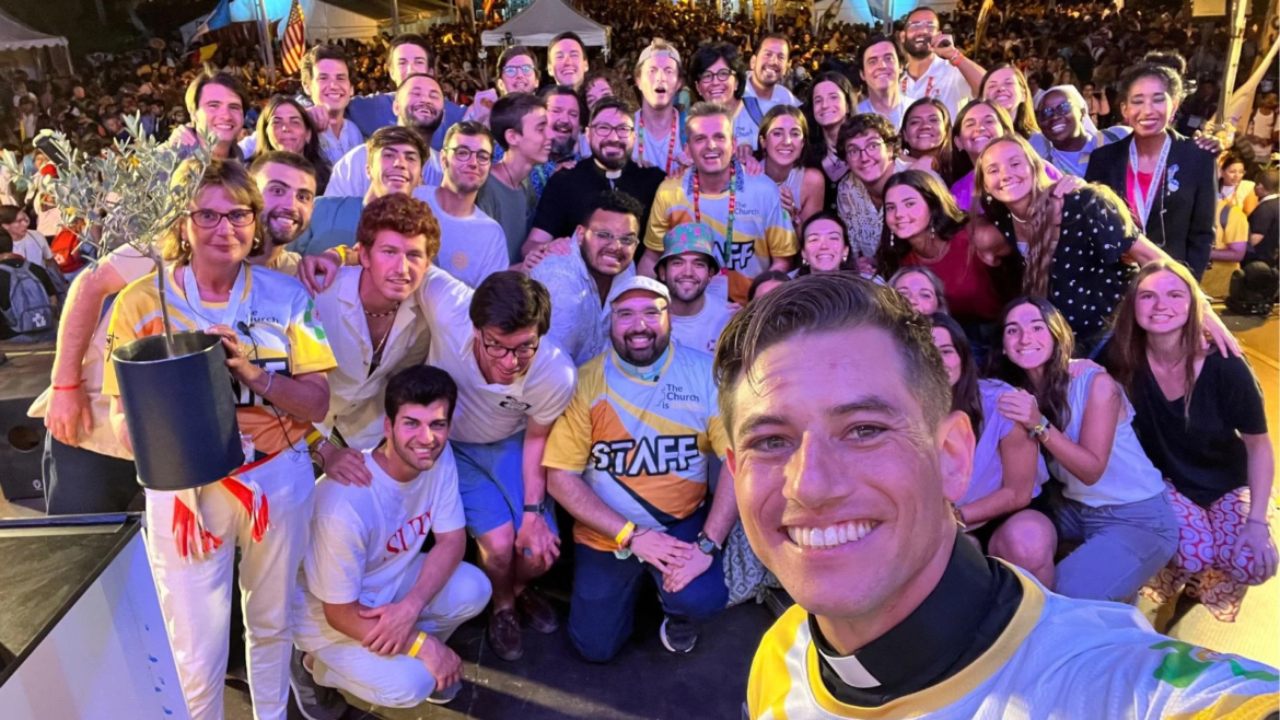 Sacerdote influencer con millones de seguidores ayuda a los jóvenes “a pasar de la pantalla al altar”