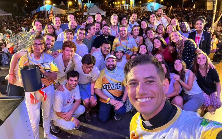 Sacerdote influencer con millones de seguidores ayuda a los jóvenes “a pasar de la pantalla al altar”