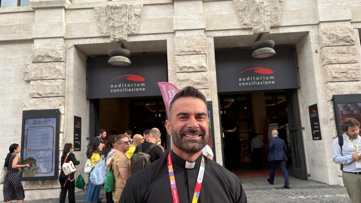 El secreto de un sacerdote influencer: no complicar el mensaje “porque el Señor es sencillo”