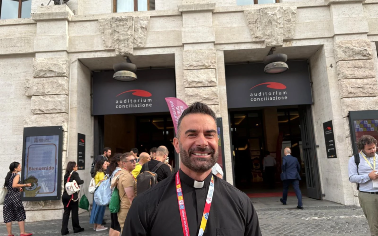 El secreto de un sacerdote influencer: no complicar el mensaje “porque el Señor es sencillo”