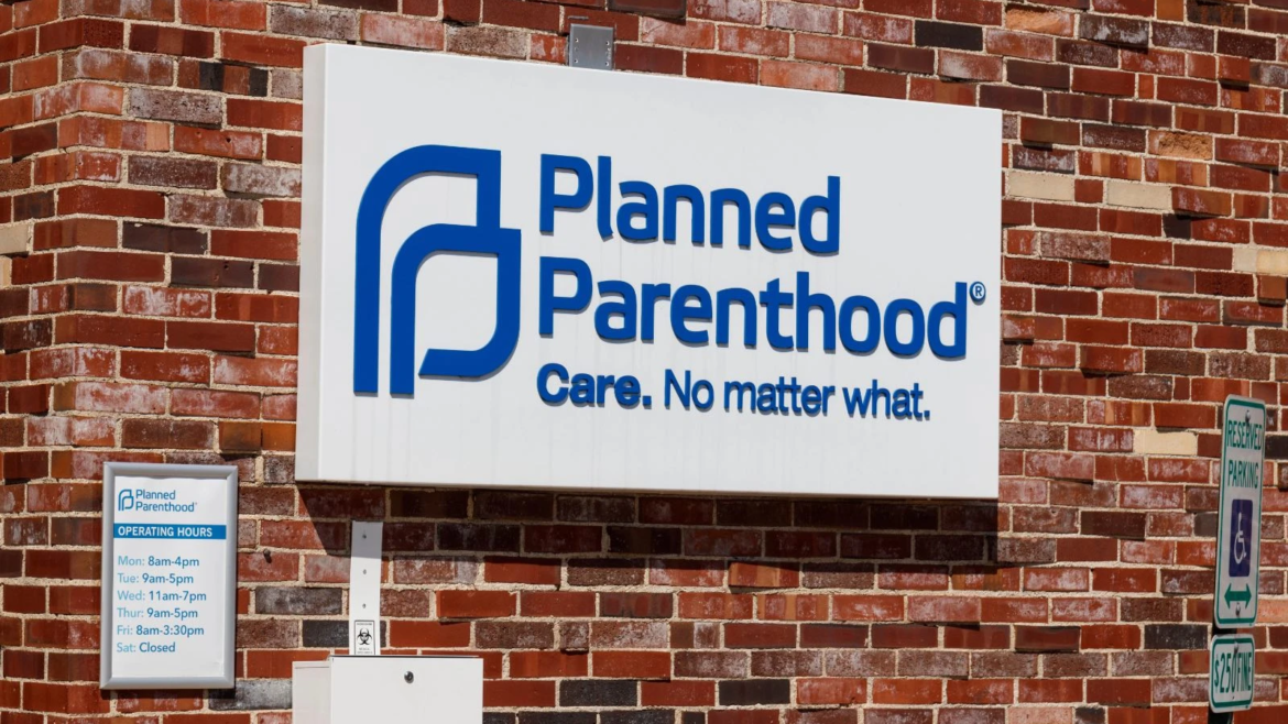 Más de 2 docenas de instalaciones de Planned Parenthood cierran en EE.UU.