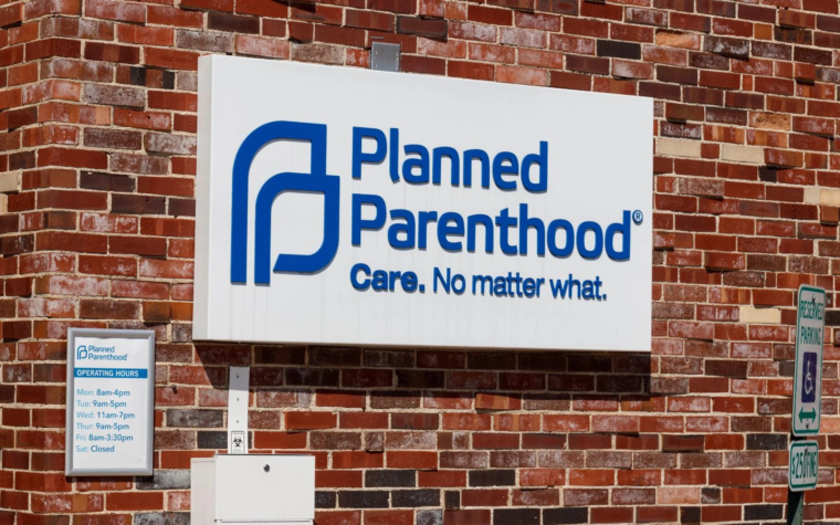 Más de 2 docenas de instalaciones de Planned Parenthood cierran en EE.UU.
