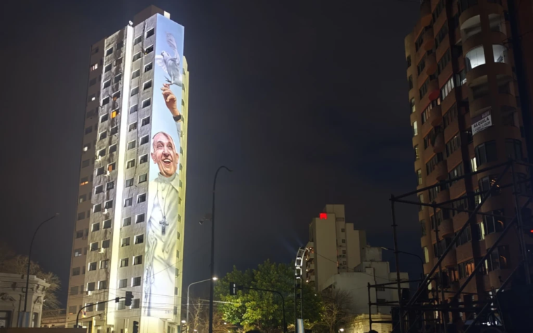 El mural más grande del mundo en honor al Papa Francisco, una nueva postal en la ciudad de La Plata