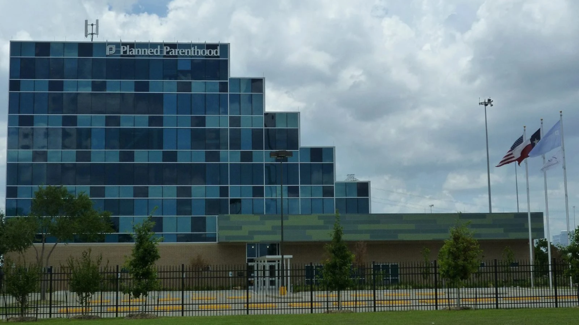 El centro de Planned Parenthood más grande del mundo cerrará por falta de fondos