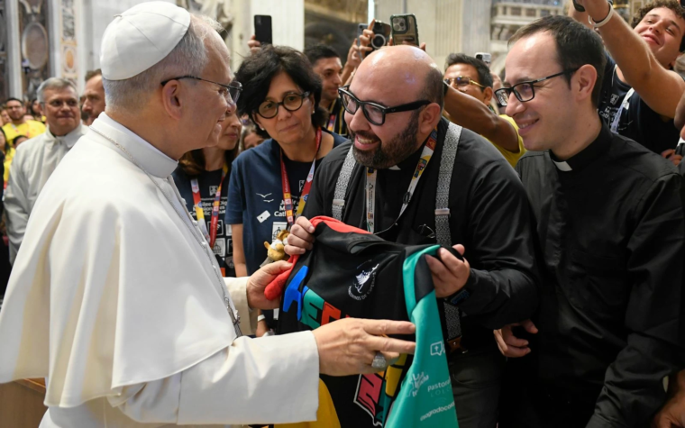 Sacerdote influencer mexicano saluda al Papa y graba el encuentro con unas gafas inteligentes