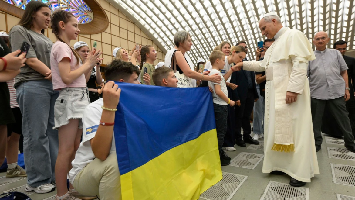 El Papa León XIV habla sobre la guerra con 300 niños de Ucrania
