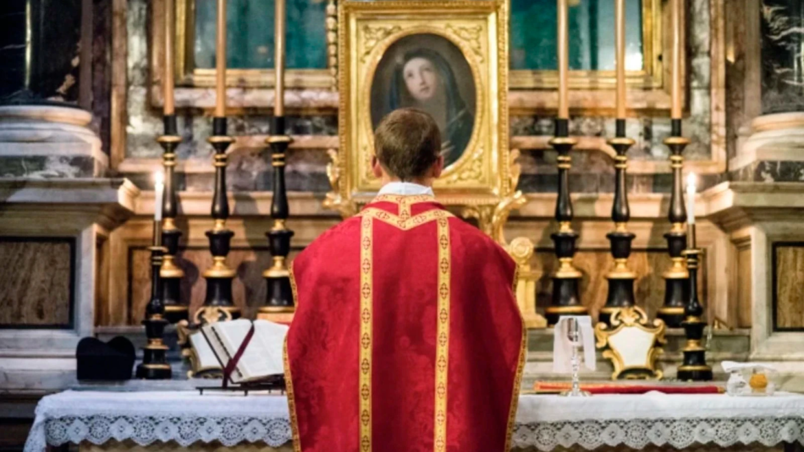El Vaticano minimiza la filtración de documentos sobre la Misa en latín
