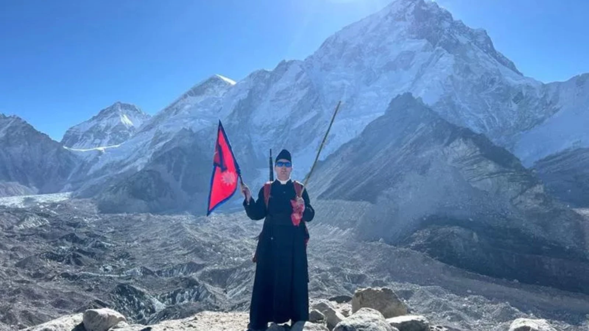 Sacerdote hace historia al celebrar la Misa en el Everest, el “techo del mundo”
