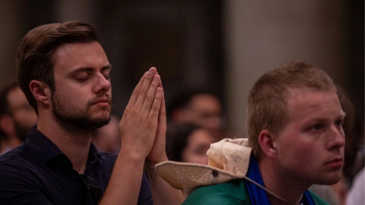 Cansados de historias vacías: nueva generación de jóvenes católicos busca el amor radical de Cristo