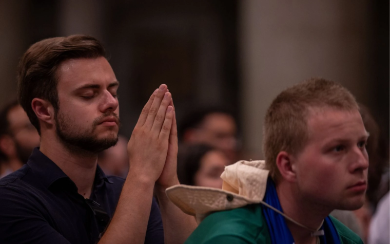 Cansados de historias vacías: nueva generación de jóvenes católicos busca el amor radical de Cristo