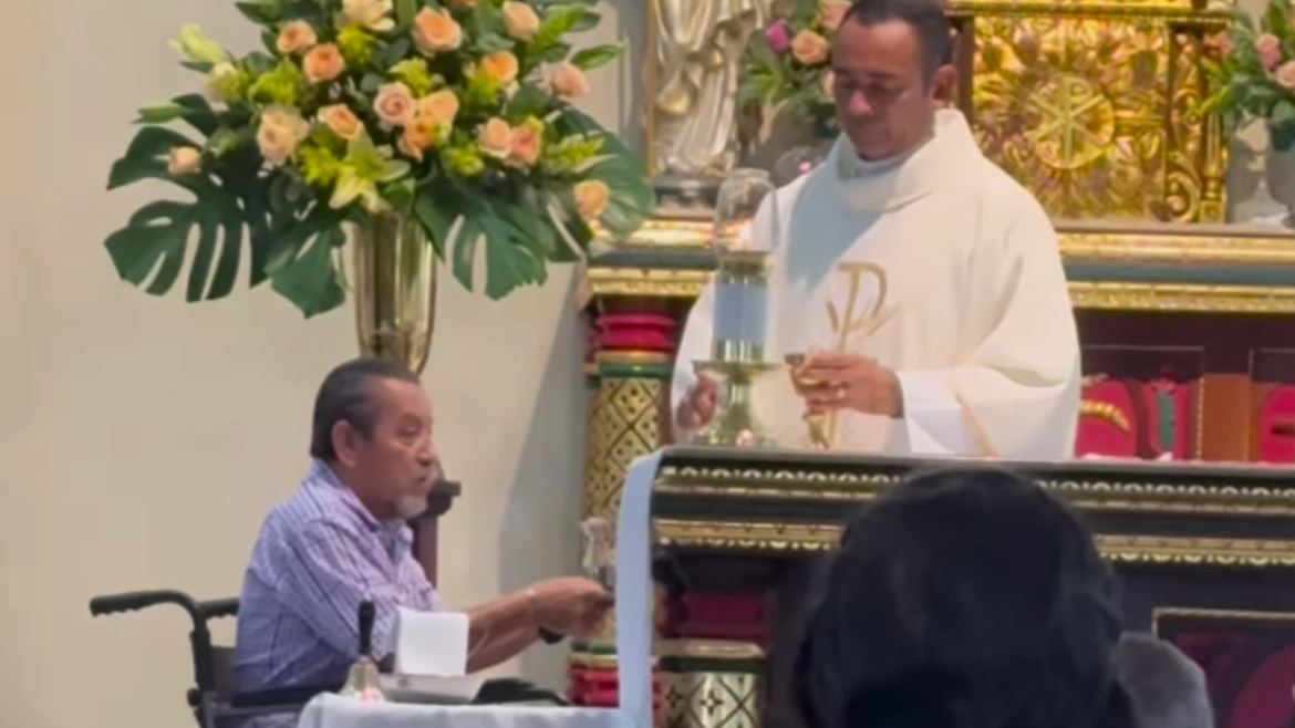 A sus 76 años y en silla de ruedas, acólito sirve a Dios “con todo lo que puedo”