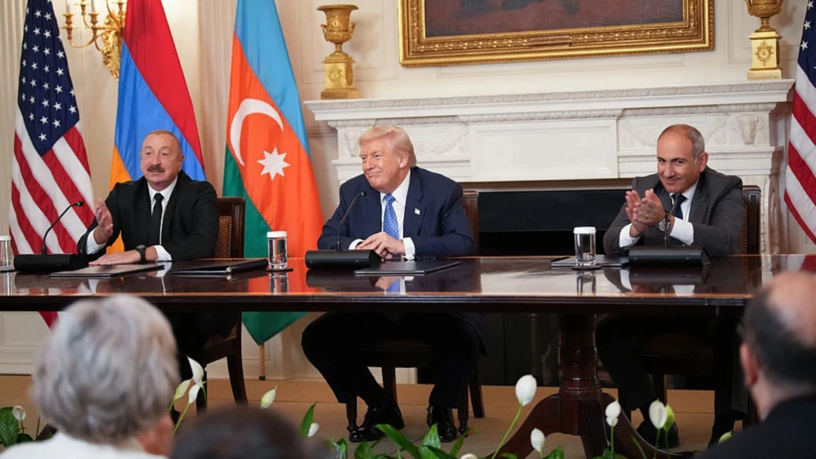 Presidentes de Armenia y Azerbaiyán firman histórico acuerdo de paz en la Casa Blanca