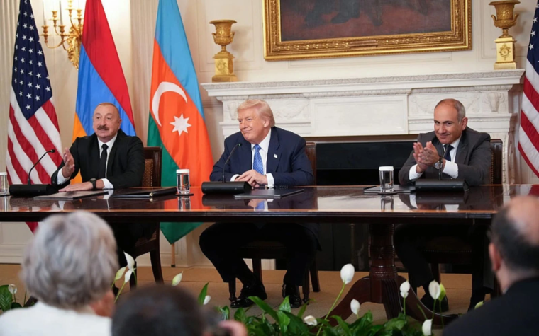 Presidentes de Armenia y Azerbaiyán firman histórico acuerdo de paz en la Casa Blanca