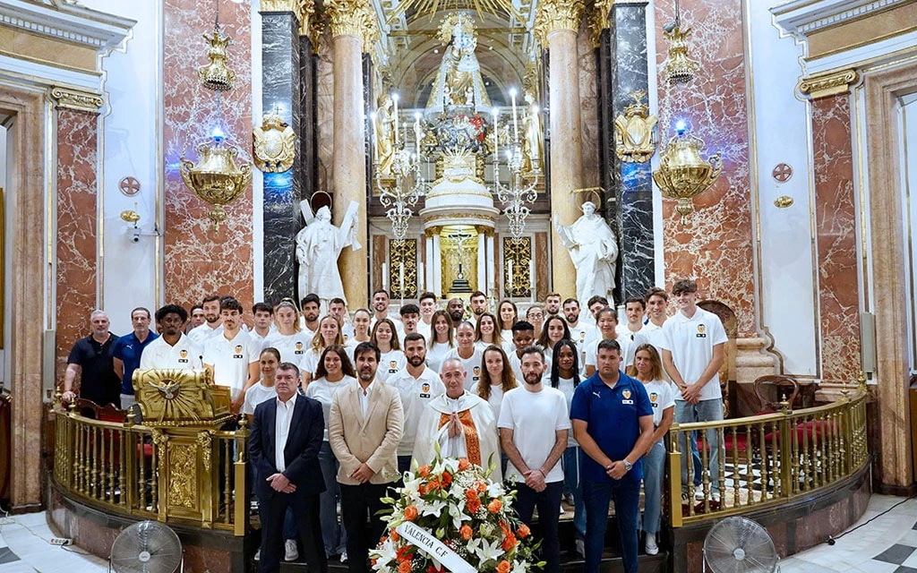 VIDEO: El Valencia CF rinde homenaje a la Virgen de los Desamparados ante el inicio de “LaLiga”
