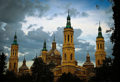 Aumento histórico de peregrinos en la Basílica del Pilar de Zaragoza: un faro de fe y cultura