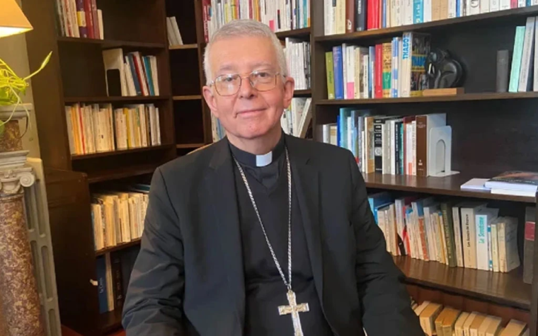 Obispos de Francia piden a arzobispo reconsiderar decisión de nombrar canciller a sacerdote condenado por violación