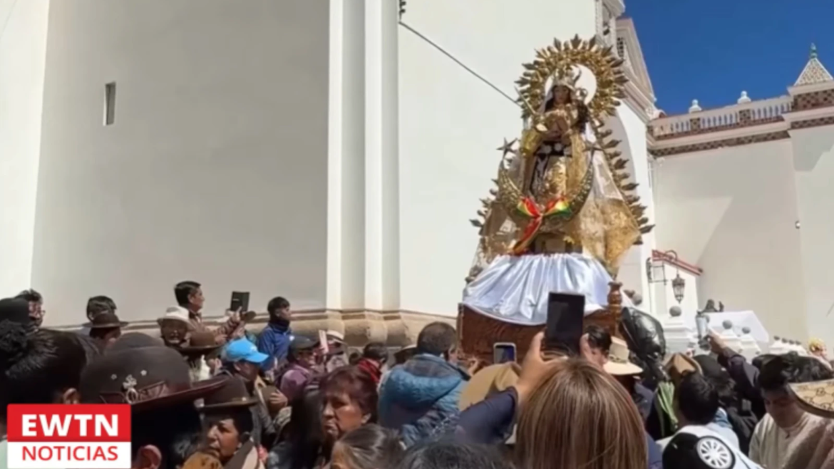 Miles de fieles celebran a la Virgen de Copacabana en su centenario de coronación y ante elecciones en Bolivia