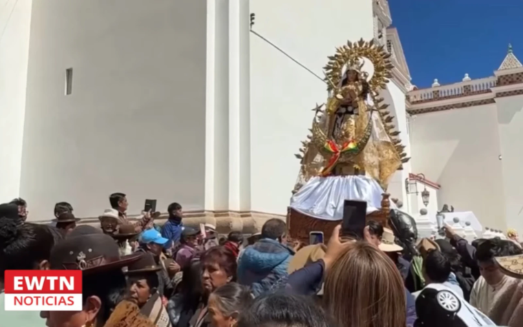 Miles de fieles celebran a la Virgen de Copacabana en su centenario de coronación y ante elecciones en Bolivia