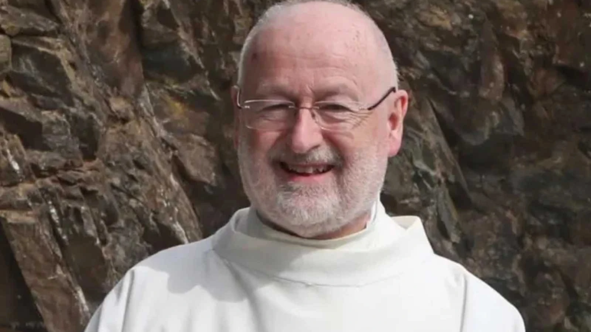 Sacerdote se encuentra “grave pero estable” tras ser herido en ataque a iglesia en Irlanda del Norte