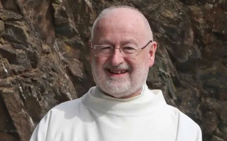 Sacerdote se encuentra “grave pero estable” tras ser herido en ataque a iglesia en Irlanda del Norte
