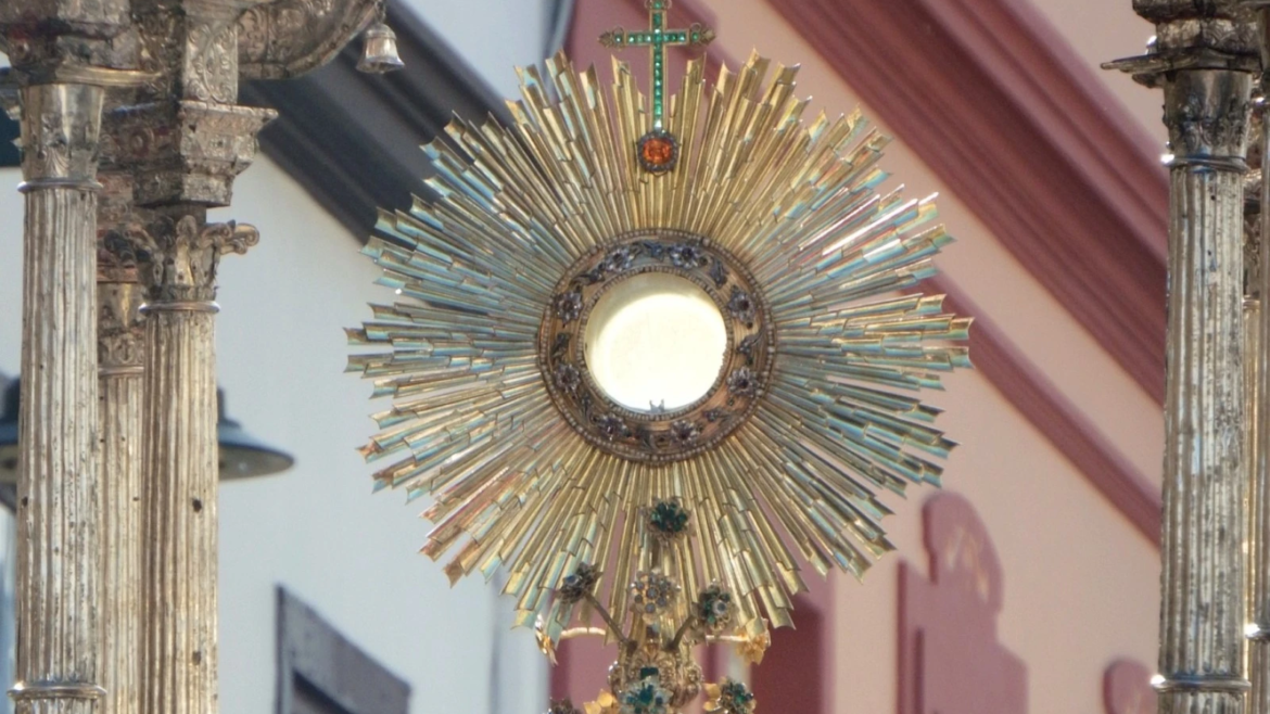 Mujer rescata la hostia consagrada durante ataque en una capilla en España