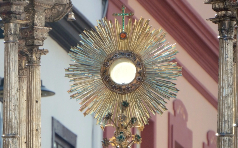 Mujer rescata la hostia consagrada durante ataque en una capilla en España