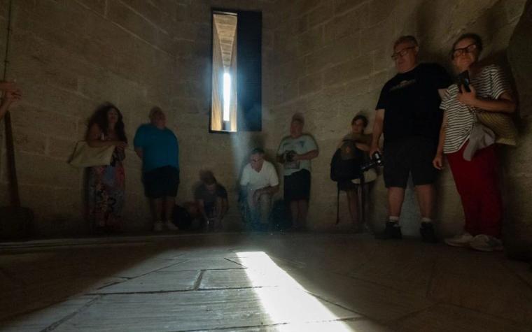 El sol rinde homenaje a la Virgen María el día de la Asunción en esta catedral