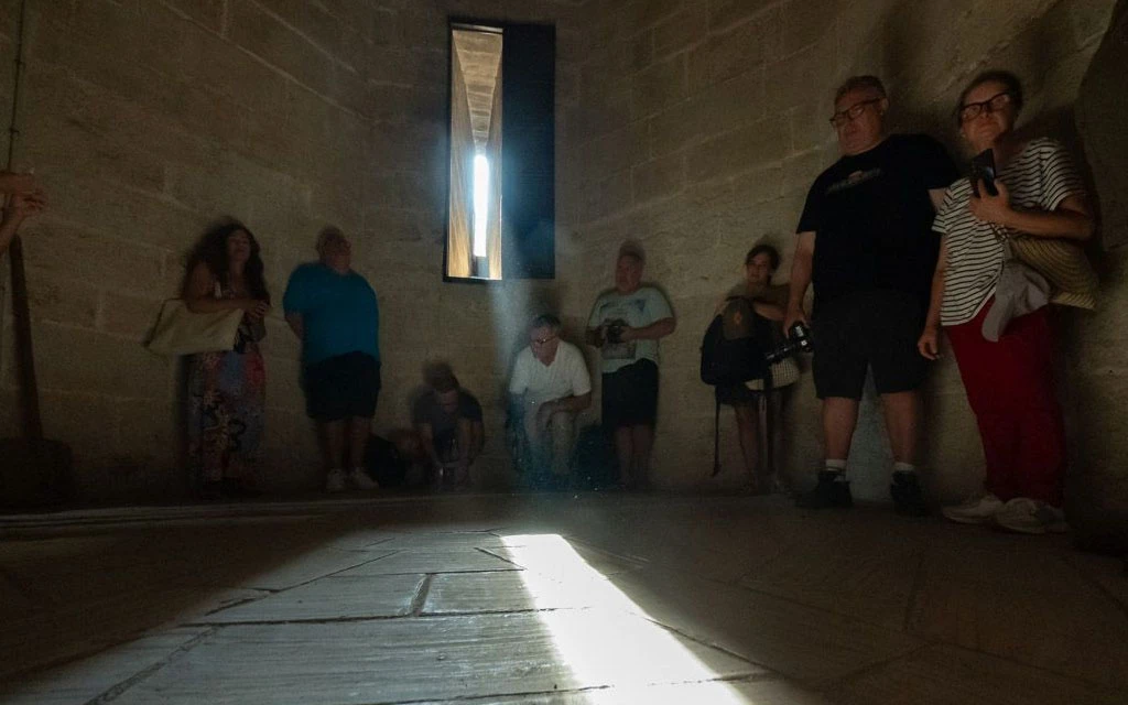 El sol rinde homenaje a la Virgen María el día de la Asunción en esta catedral