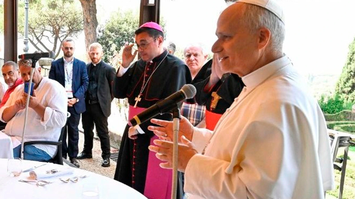 Recordemos siempre que en cada persona encontramos la presencia misma de Dios, expresa León XIV