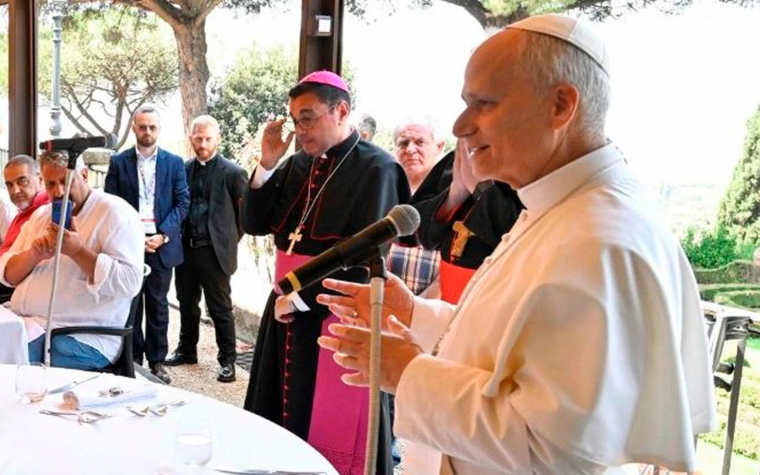 Recordemos siempre que en cada persona encontramos la presencia misma de Dios, expresa León XIV