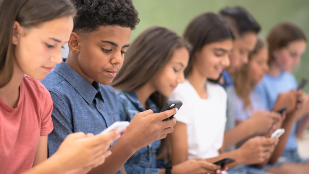 Cardenal advierte que el celular invade familias, retiros y… hasta los sacramentos