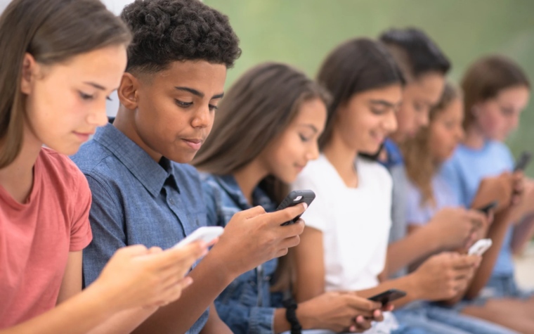 Cardenal advierte que el celular invade familias, retiros y… hasta los sacramentos