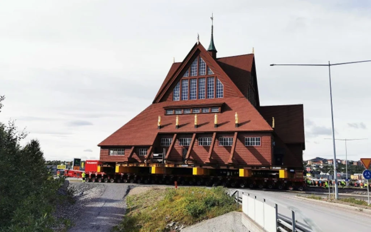 Suecia mueve una iglesia histórica 5 km para alejarla de peligro