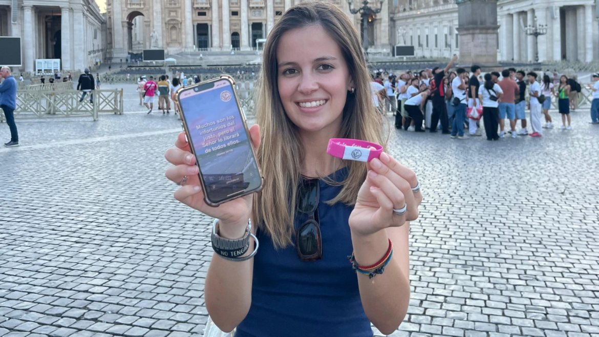 Joven española lanza pulsera digital que ofrece un versículo bíblico para cada ocasión
