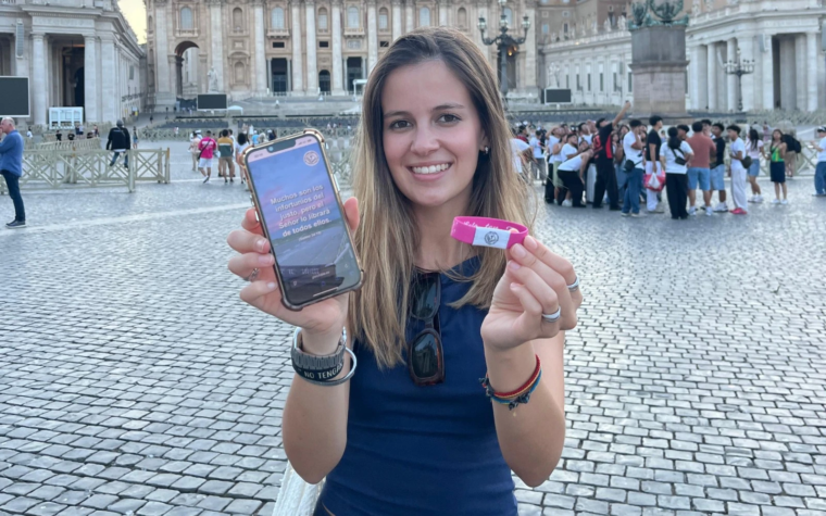 Joven española lanza pulsera digital que ofrece un versículo bíblico para cada ocasión