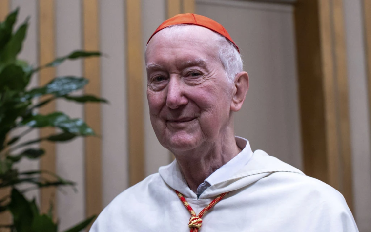 Cumple 80 años el único cardenal que eligió al Papa León XIV sin ser obispo