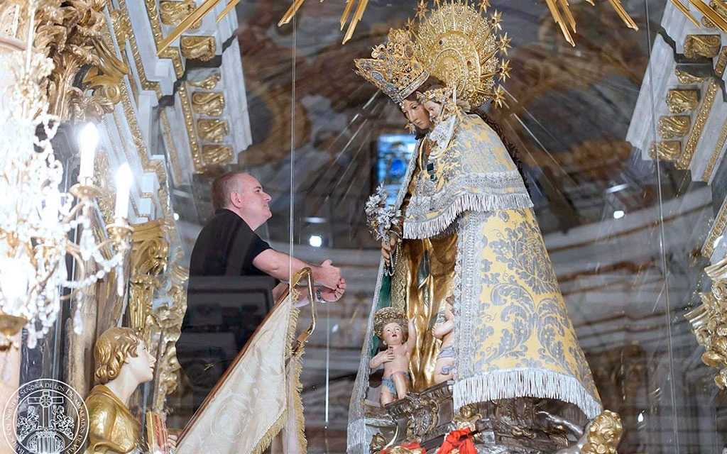 FOTOS: Sacerdotes de Valencia celebran bodas de plata con besamos a la Virgen de los Desamparados