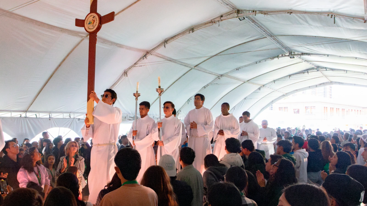 Cientos de jóvenes colombianos le piden a Cristo que los lleve “donde necesiten tu Palabra”