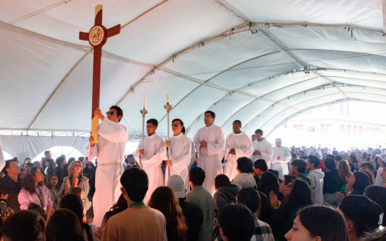 Cientos de jóvenes colombianos le piden a Cristo que los lleve “donde necesiten tu Palabra”